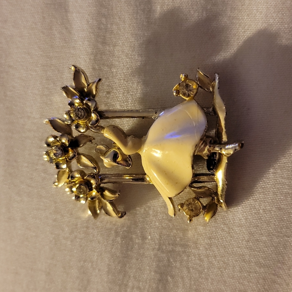 Secret garden broach